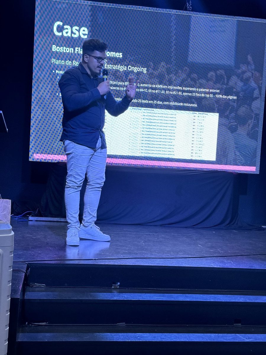 Renan Mesquita palestrando sobre SEO em evento de marketing digital
