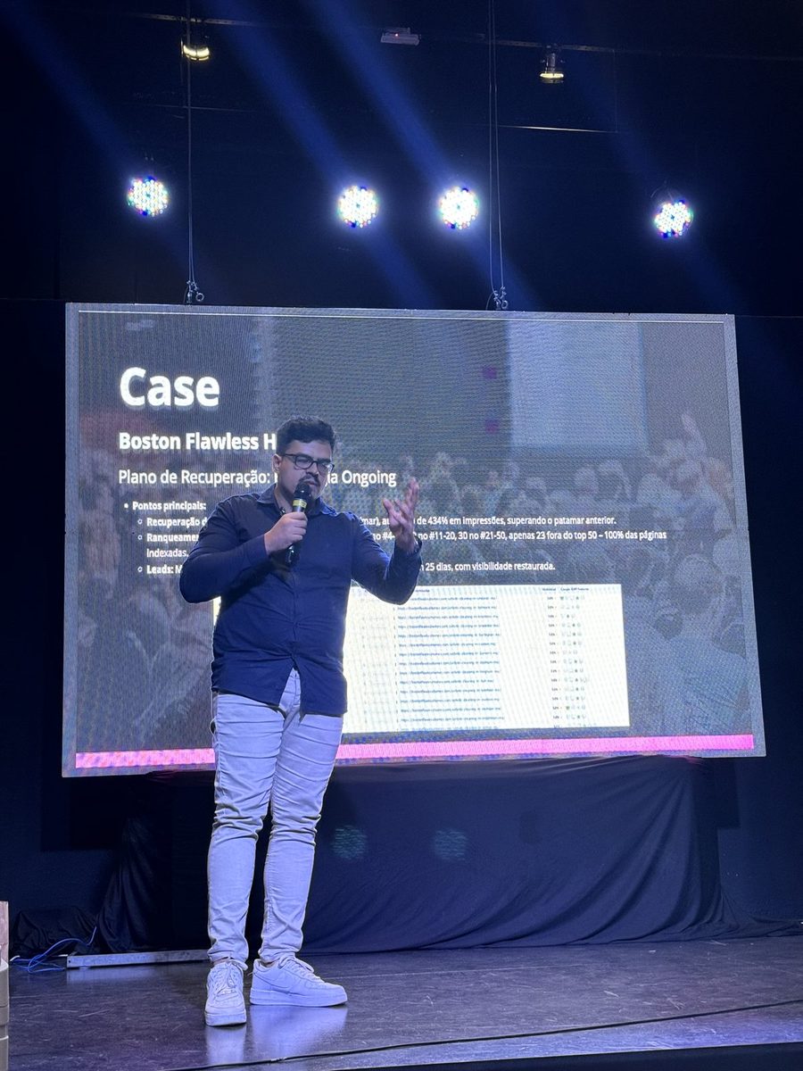 Renan Mesquita apresentando case de SEO com dados reais de Search Console
